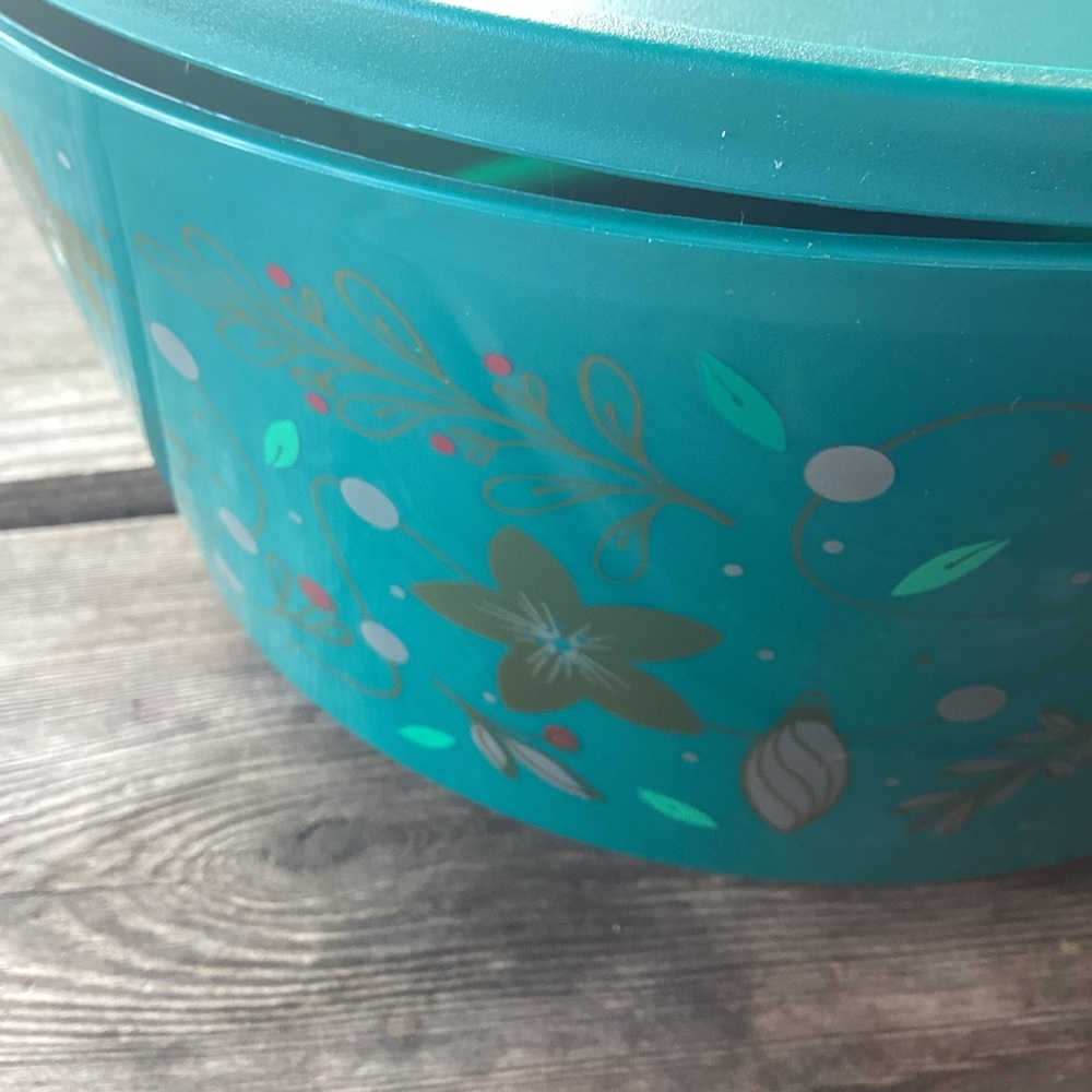 Tupperware Holiday Holly Serving Bowl - capacity 6.6 liters